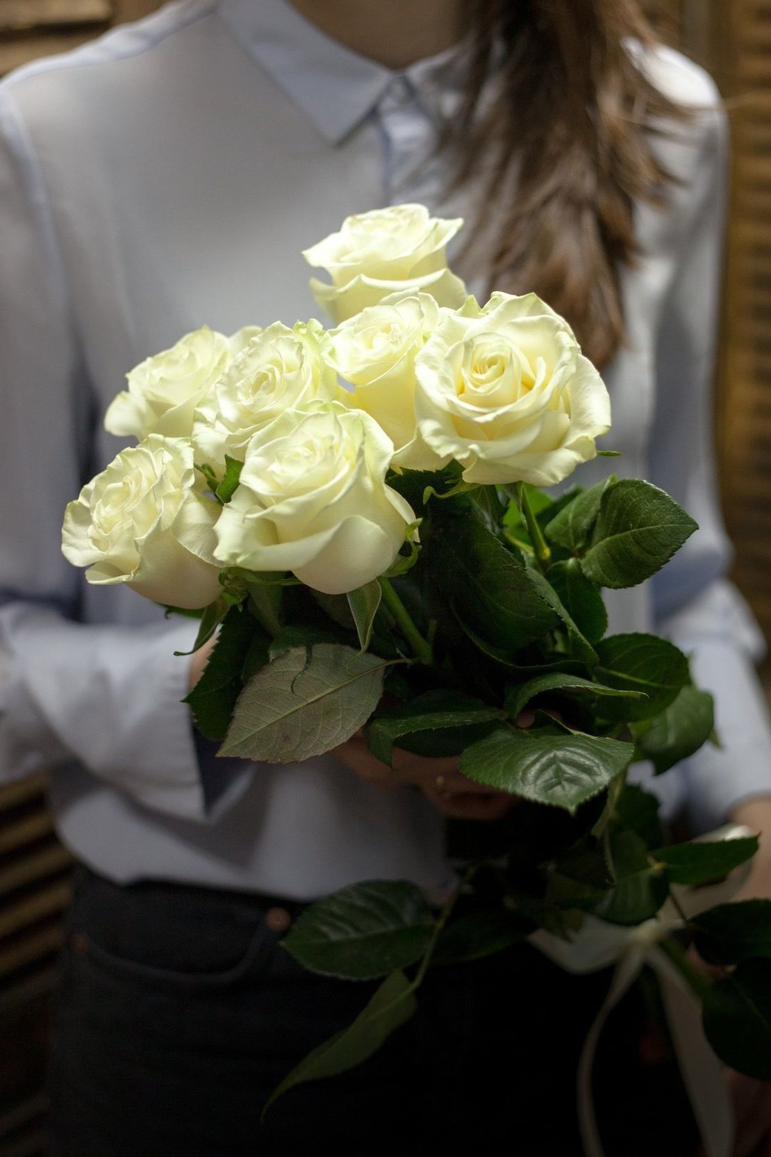 шляпная коробка с розами и гипсофилой для подарка в Тамбове