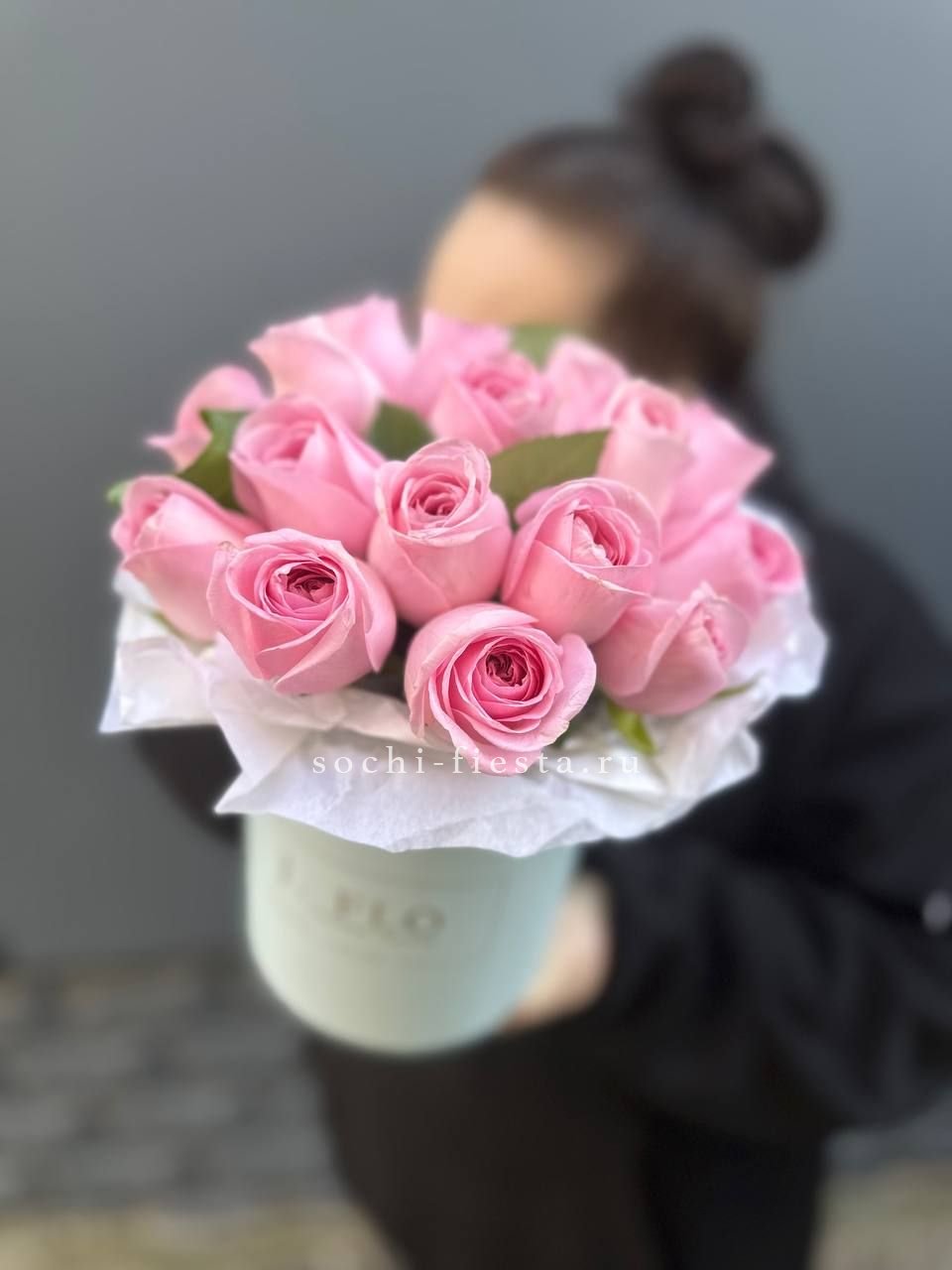 шляпная коробка с розами и хризантемами для студии флористики в Тамбове