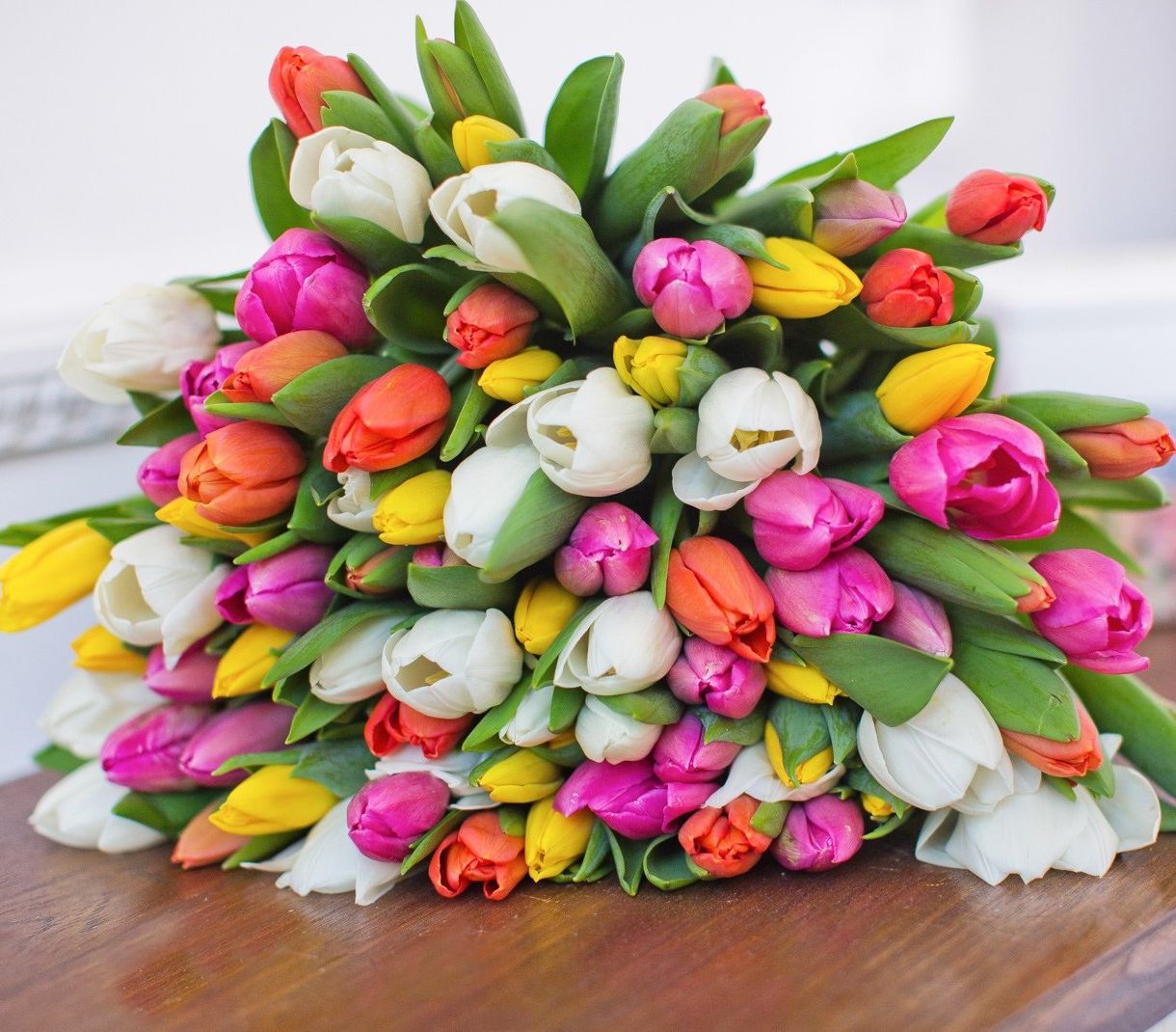 корпоративная композиция с розами и хризантемами для офиса в Тамбове