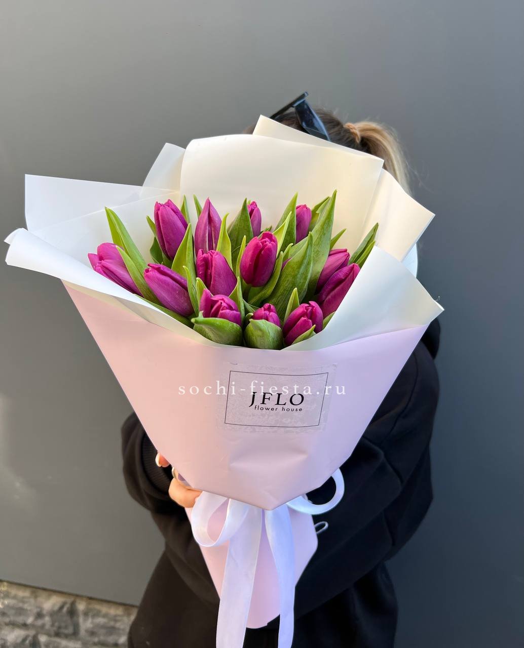 видовой каталог с розами и пионами в студии флористики в Тамбове