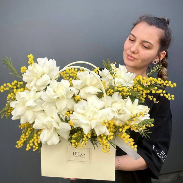 Французские Розы и мимоза  в сумочке  в Тамбове