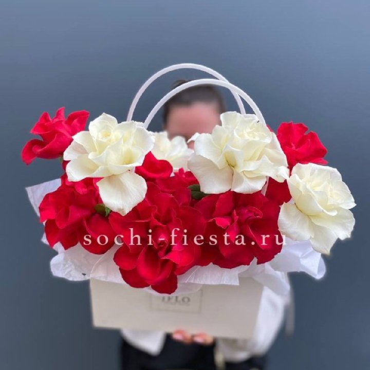 Сумочка  красных и белых роз в Тамбове
