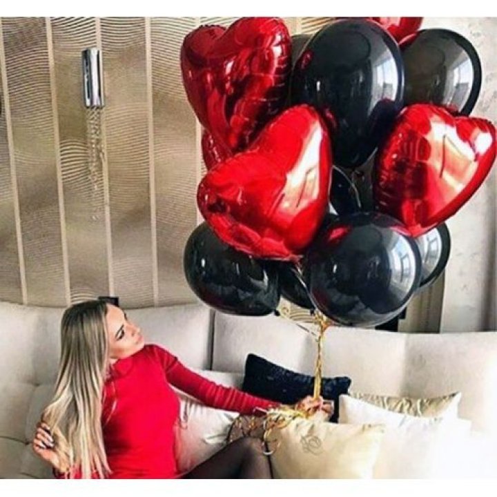 Фонтан из красных сердец с чёрными шарами  в Тамбове