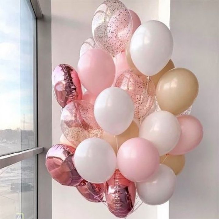 Фонтан шаров розового и белого цветов в Тамбове