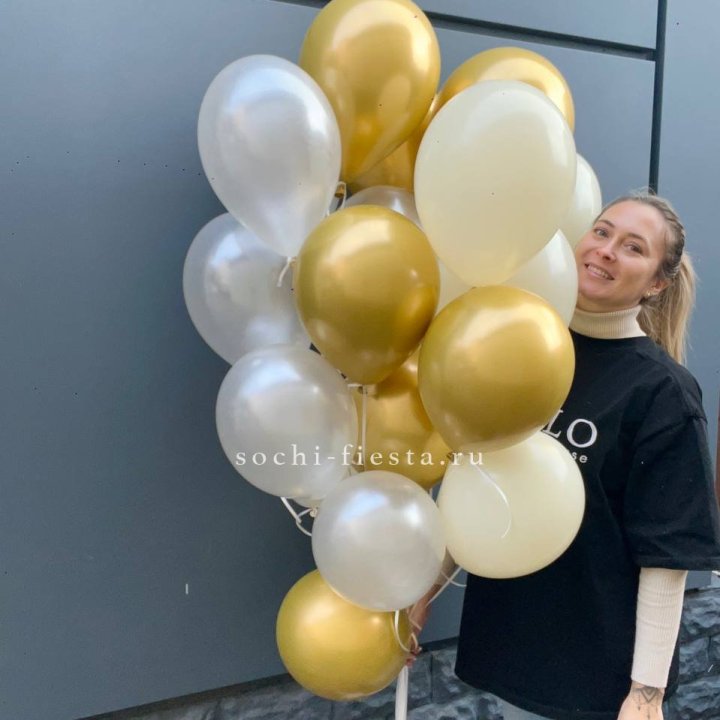 Облако шаров из белого и золотого оттенков в Тамбове