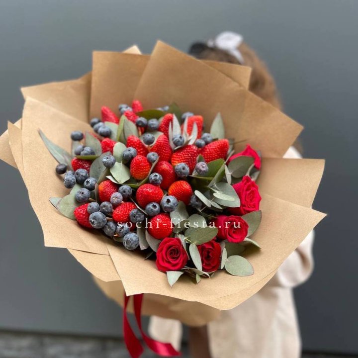 Клубника и голубика с цветами в Тамбове