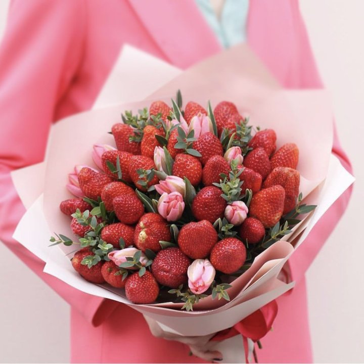 Тюльпаны и клубника в Тамбове