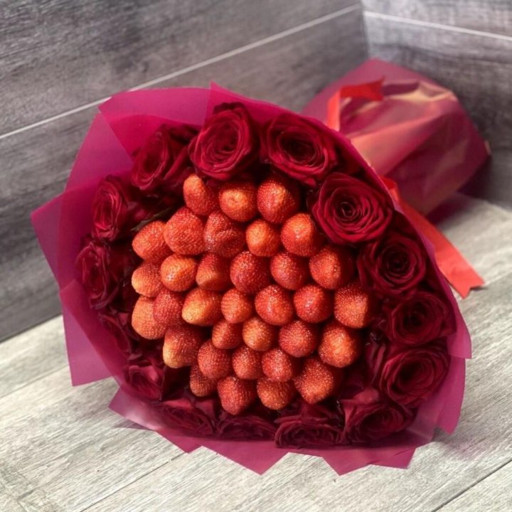 Клубничный букет с розами в Тамбове