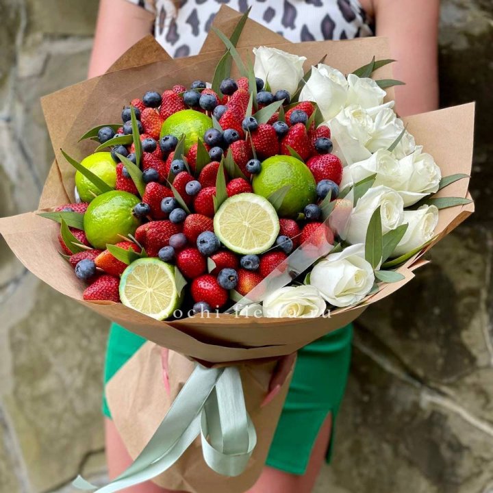 Ягодно-цитрусовый букет с розами в Тамбове