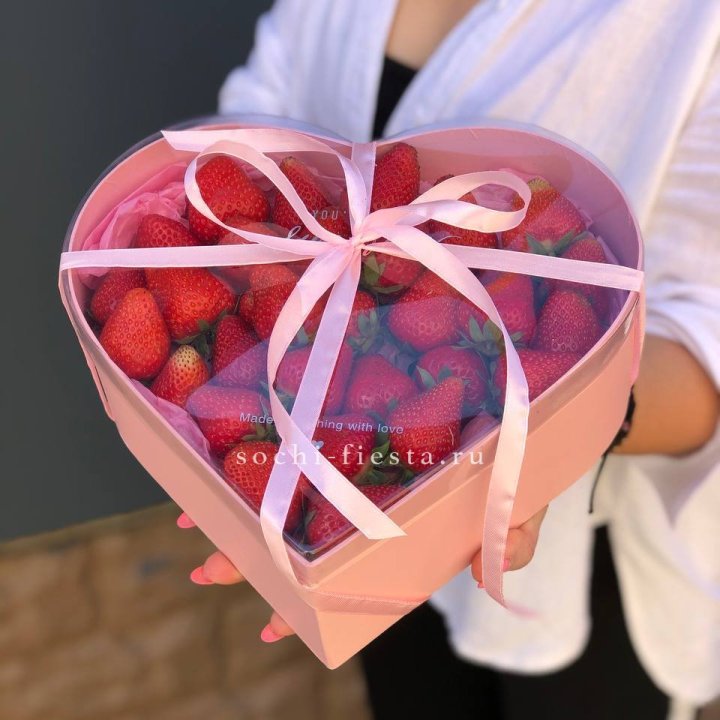 Коробочка сердце  с клубникой в Тамбове