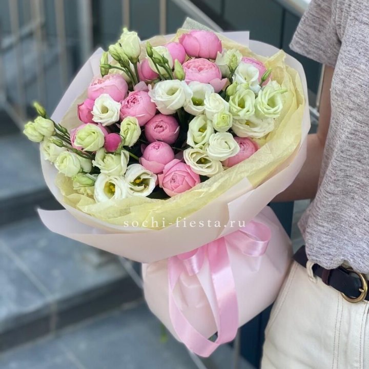 Букет кустовых роз с эустомой в Тамбове