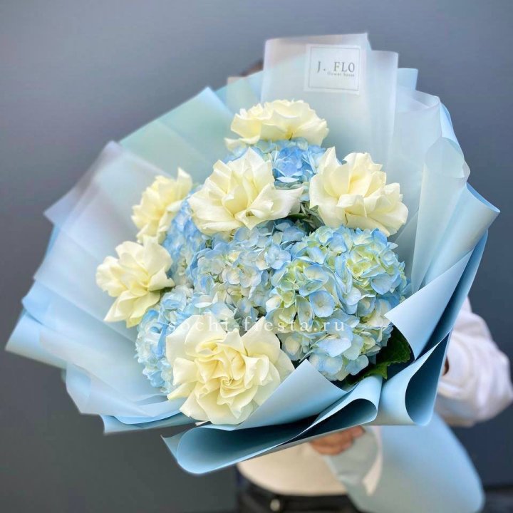  Букет из голубых гортензий и роз  в Тамбове