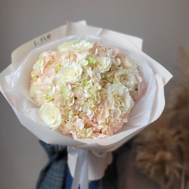  Букет гортензии и роз  в Тамбове