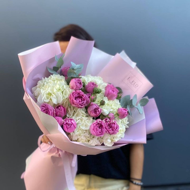 Букет белых гортензий и пионовидных роз  в Тамбове