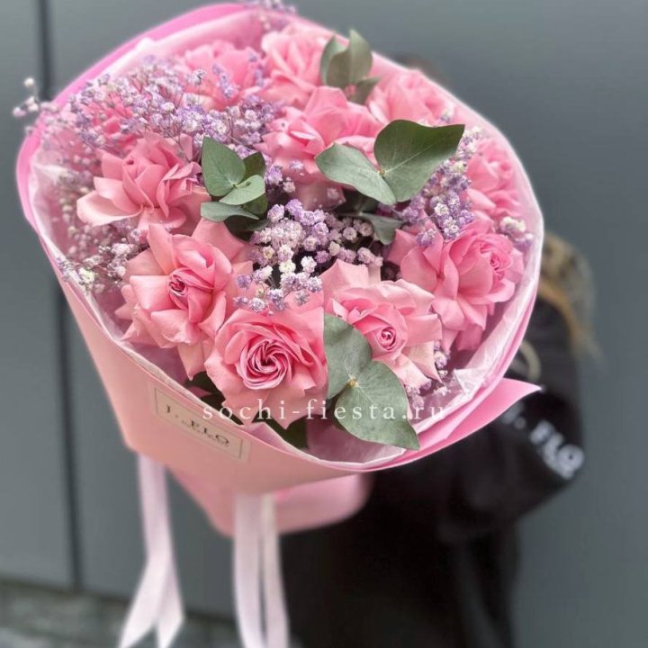 Розовые французские розы с гипсофилой в Тамбове