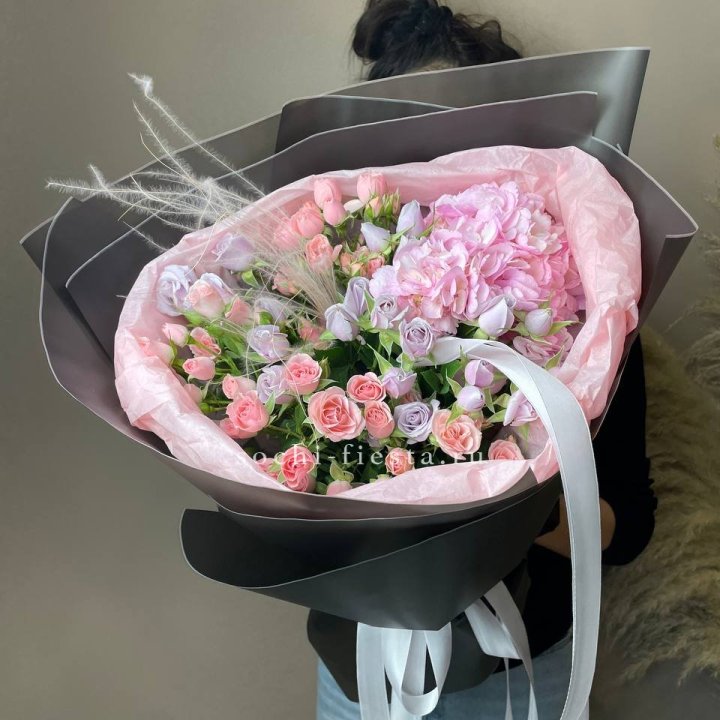  Букет гортензии и роз "Саперави" в Тамбове