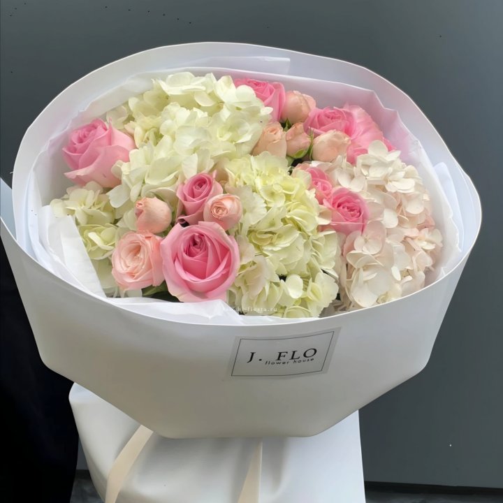  Букет гортензии и роз  "Тиамо" в Тамбове