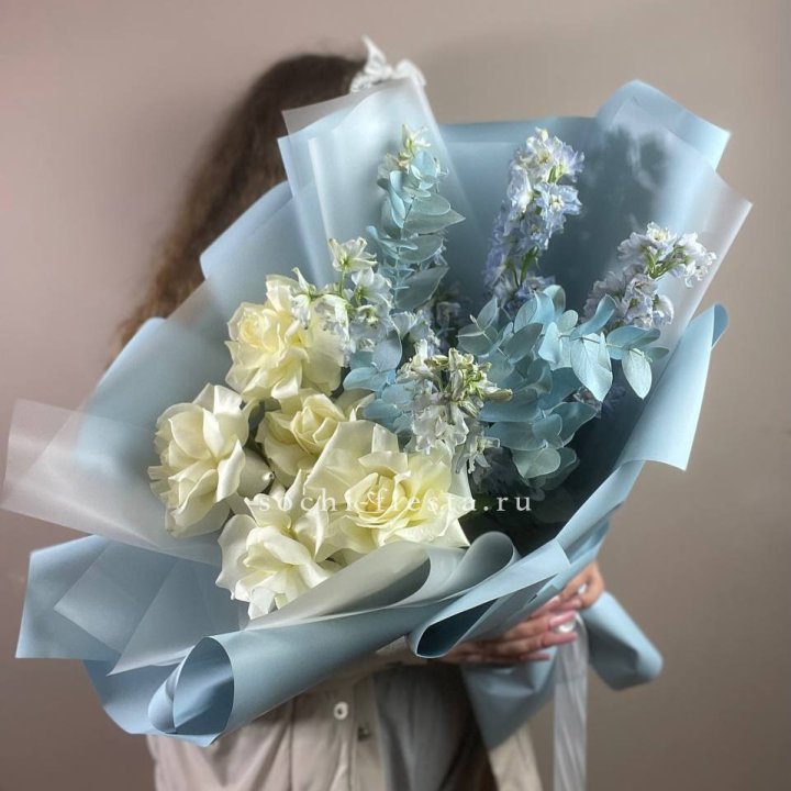 Букет из белых французских роз и дельфиниума в Тамбове