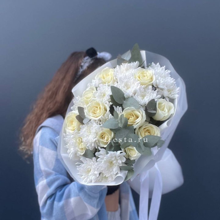  Букет белых роз с хризантемой  в Тамбове