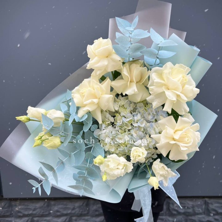 Букет с гортензией и белыми французскими розами в Тамбове