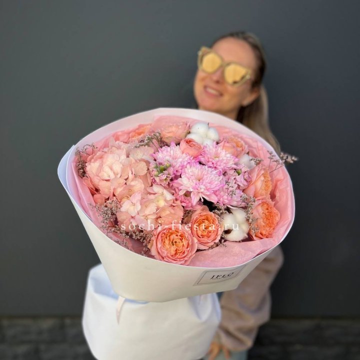 Букет гортензии и кустовых роз  в Тамбове