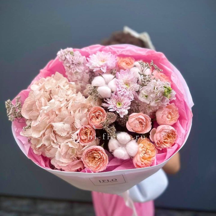 Букет гортензии и кустовых роз "Абрассо" в Тамбове