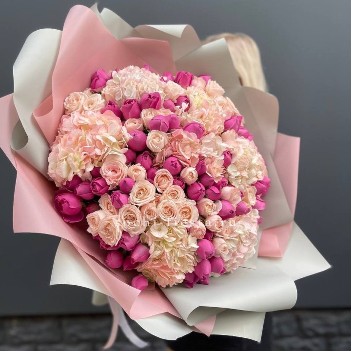 Букет кустовые розы и гортензия в Тамбове