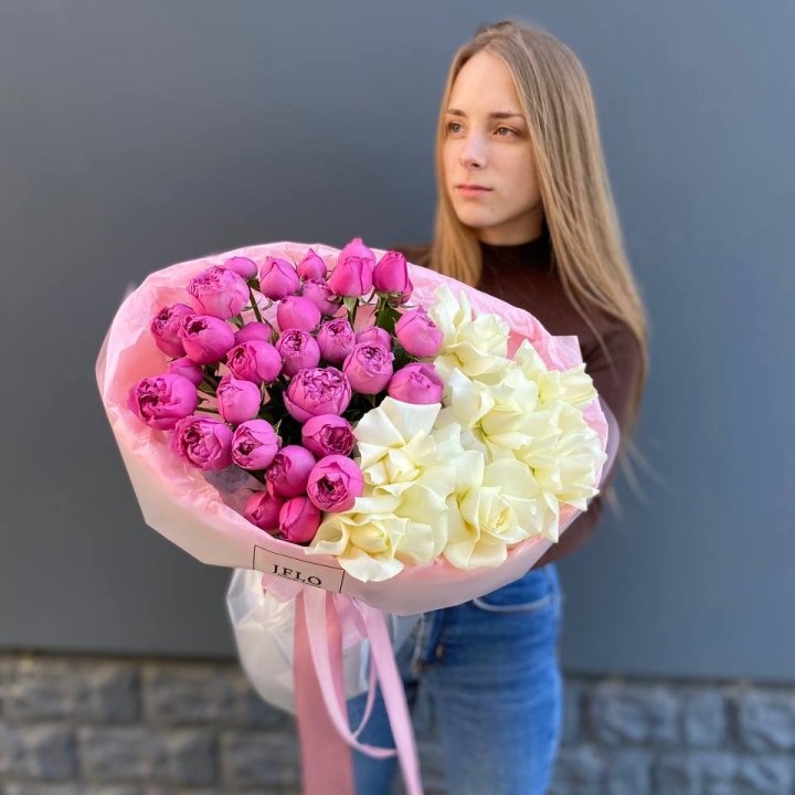 Дуо белых и кустовых роз в Тамбове