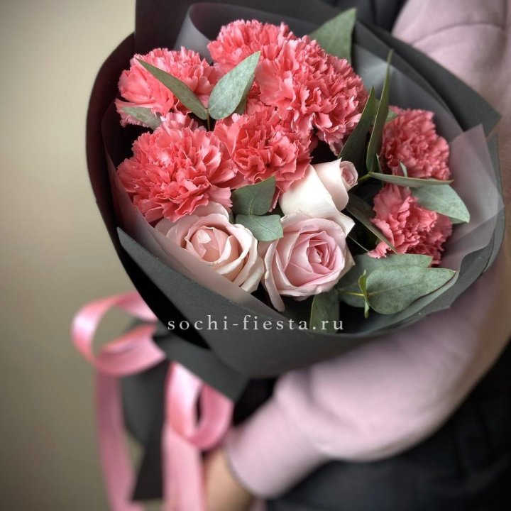 Букет из роз и диантусов "Пенелопа" в Тамбове