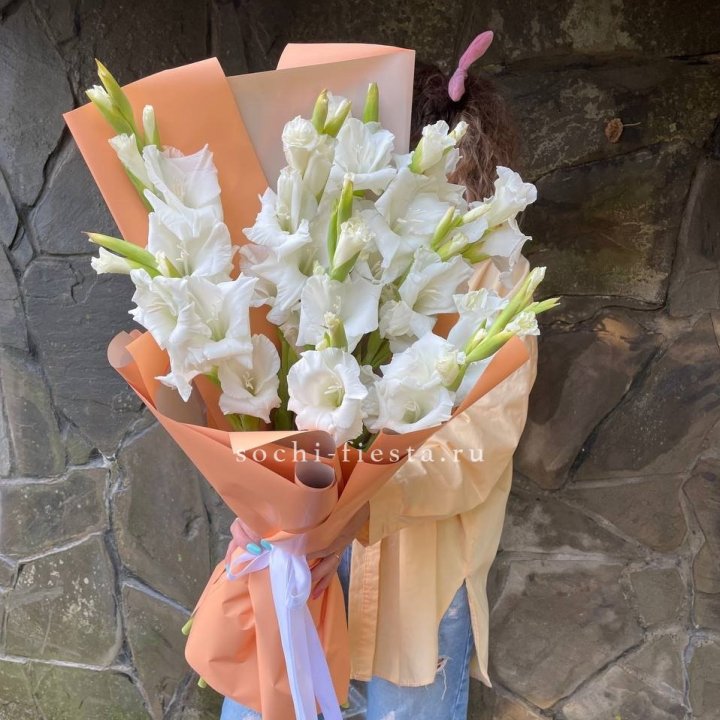 Букет белых гладиолусов  в Тамбове
