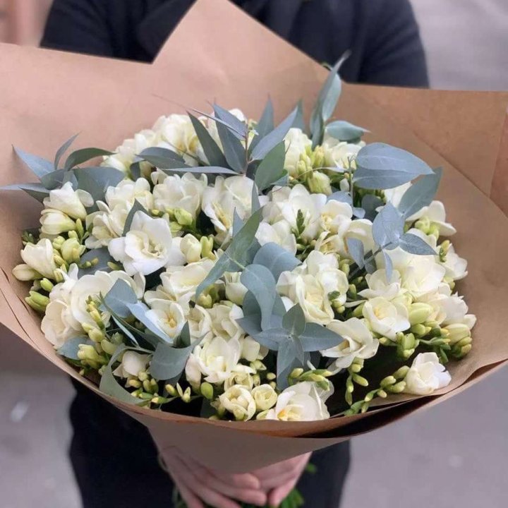 51 фрезия с эвкалиптом в Тамбове