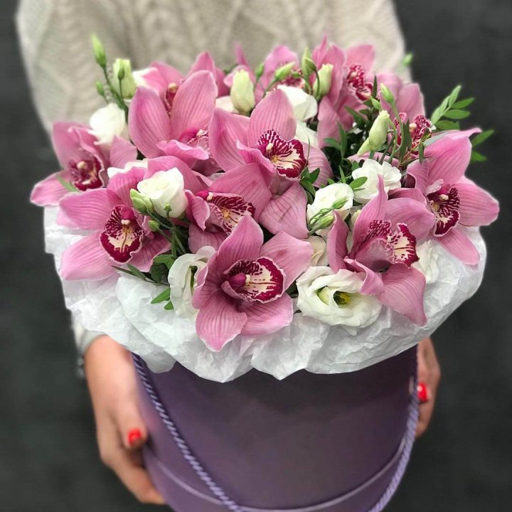 Орхидея и эустома в шляпной коробке в Тамбове