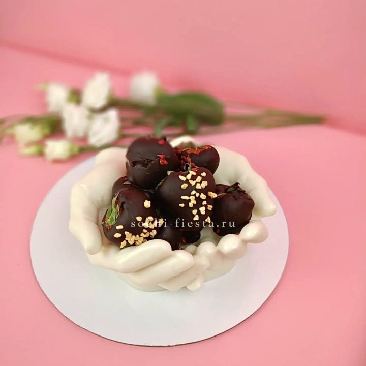 Клубника в шоколаде на шоколадных ладонях  в Тамбове