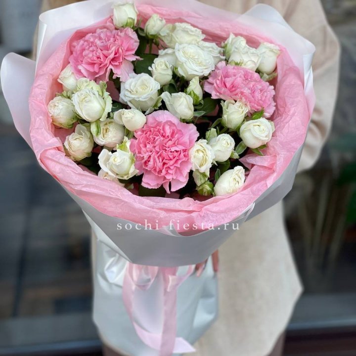 Букет розы с диантусами "Блэш" в Тамбове