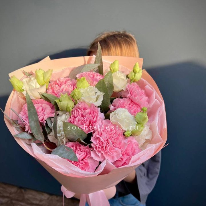 Букет гвоздик и  эустом "Сири" в Тамбове