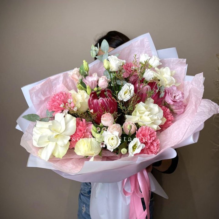 Букет с протеей, розами "Элеонора" в Тамбове