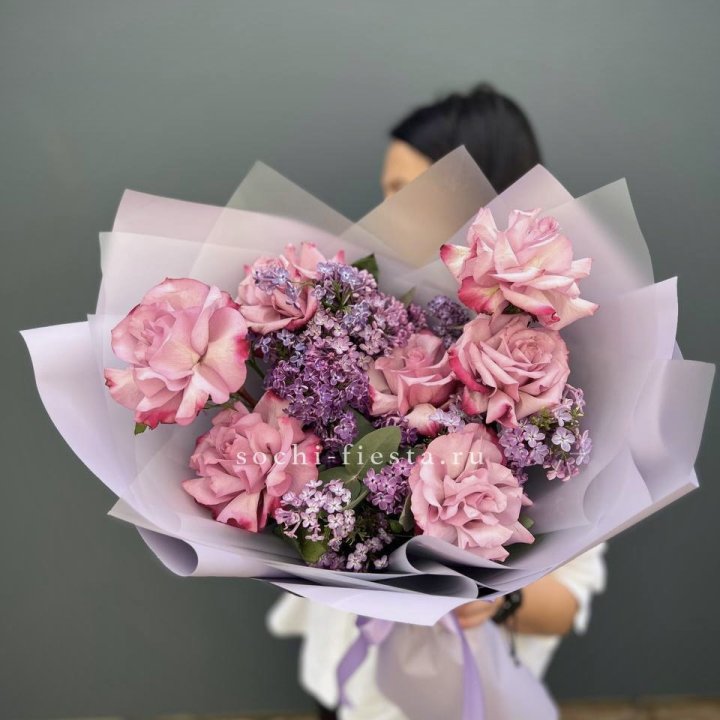 Букет из розовых роз и сирени в Тамбове
