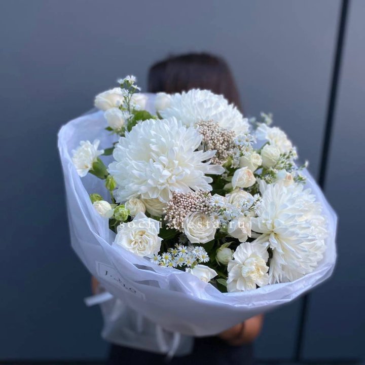 Букет хризантем и роз вайт шотс в Тамбове