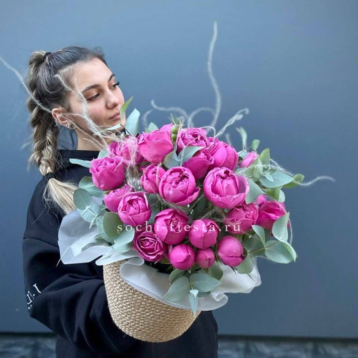 Пионовидные розы  в джутовом кашпо  в Тамбове