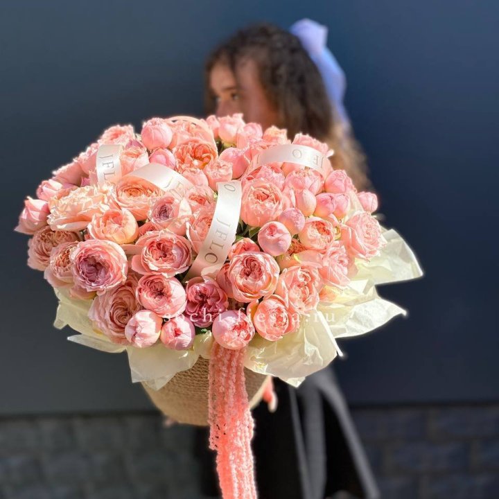 Кустовые розы Джульетта в джутовом кашпо в Тамбове