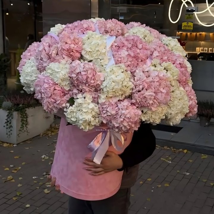 Дизайнерский цилиндр с гортензиями  в Тамбове