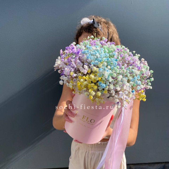 Радужные гипсофилы в шляпной коробке в Тамбове