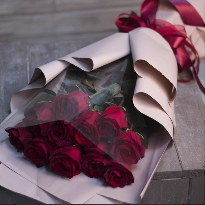11 голландских роз в оформлении в Тамбове
