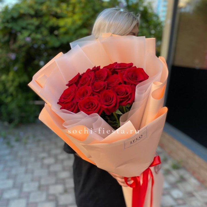 15 голландских роз в оформлении в Тамбове