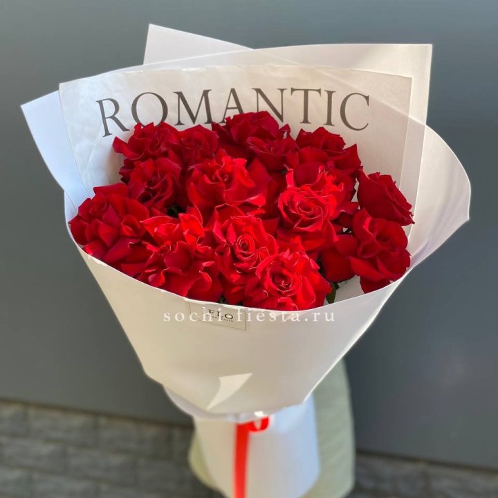 19 высоких роз в оформлении в Тамбове