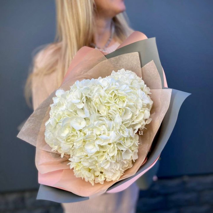 Букет из трёх белых гортензий в Тамбове