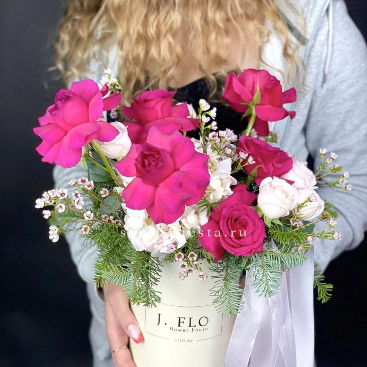 Новогодняя композиция в коробке пинк розе в Тамбове