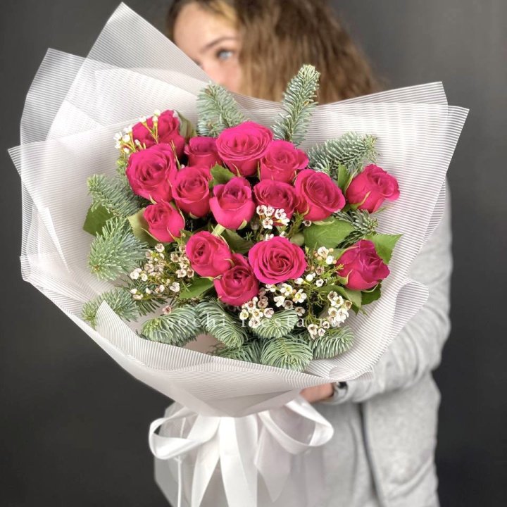 Новогодний букет Елки и Розы в Тамбове