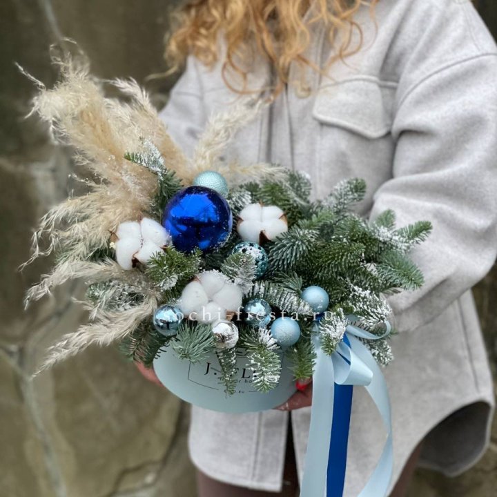 Новогодняя композиция в коробке блю в Тамбове