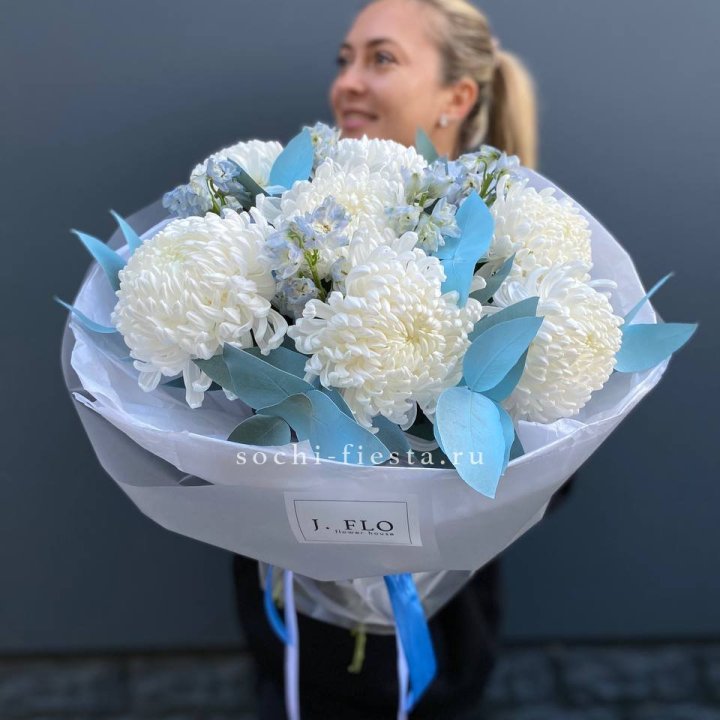 Букет хризантем Бигуди и дельфиниума  в Тамбове